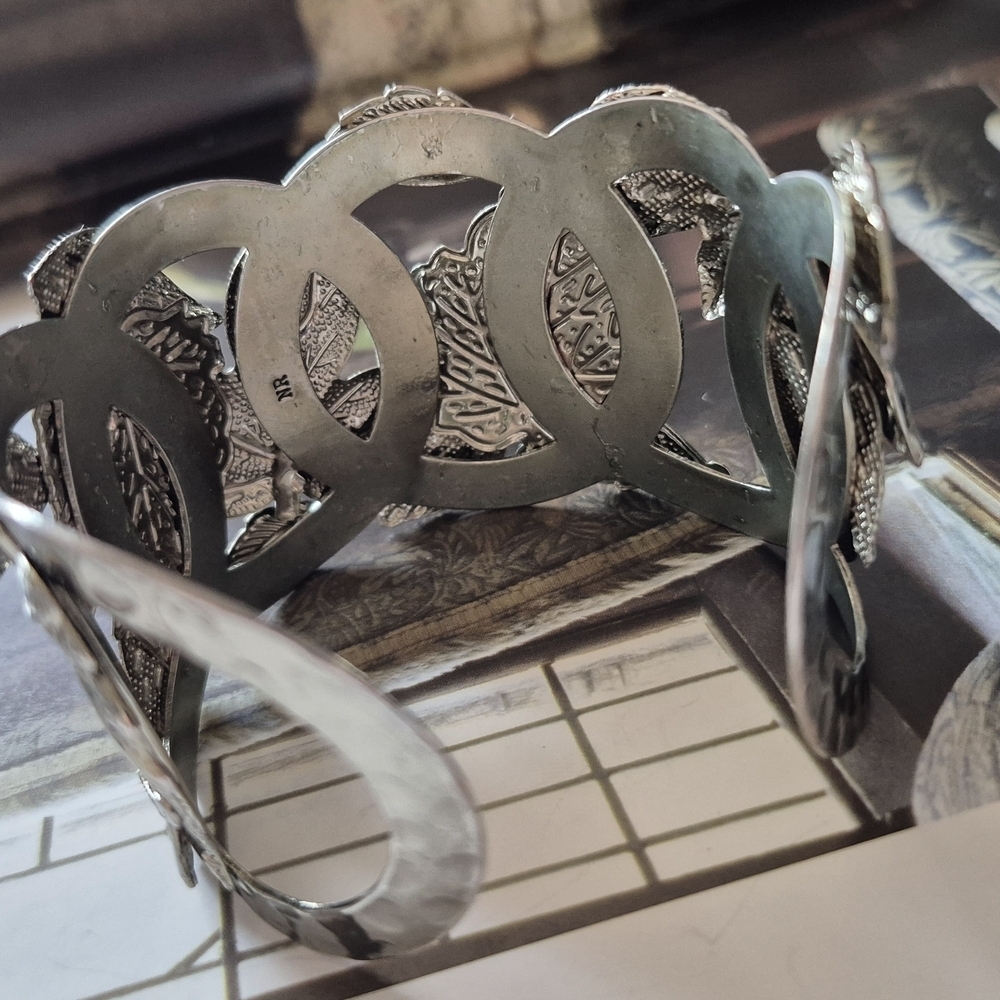 Silver Tone Bracelet With Leaves Motif - Picture 4 of 6